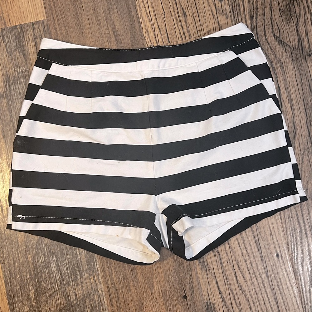 Ellison Womens Striped High-Waisted Shorts Size M.